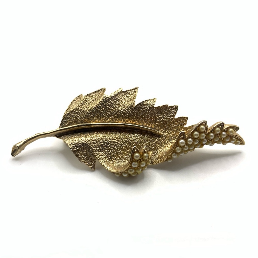 Elegant Gold Leaf Brooch with Pearls